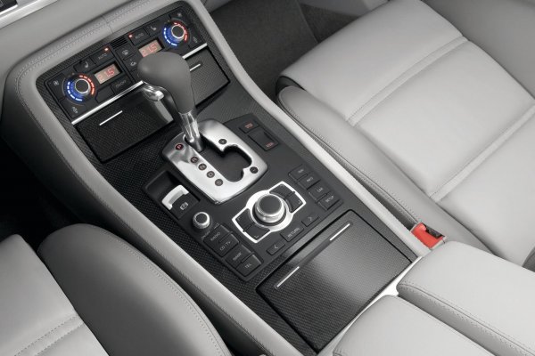 За модела се предлагат и керамични спирачки. Това определено не е спортен автомобил, но S8 е значително по-забавен за шофиране и предлага по-рязко управление в сравнение с обикновения A8.