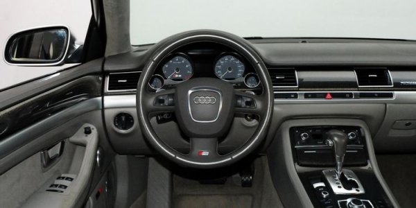 Интериорът на S8 определено е една от силните му страни. В повечето случаи това е типично за моделите на Audi от 2000-те години, но всичко е подплатено с висококачествени материали и дори сета не изглежда толкова старо. Информационно-развлекателна система е скрита в арматурното табло, като понякога този се оказва проблем след дълго използване.