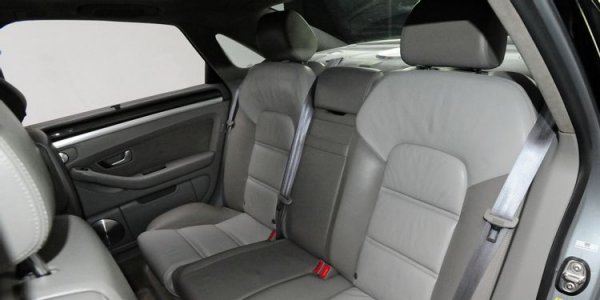 Audi S8 разполага с уникална светлосива тапицерия на седалките, както и S знак на волана и S бродерия на предните седалки. Като типична лимузина от висок клас този модел идва с много богато оборудване - прозорци с двоен стъклопакет, асистенти при паркиране, влизане и стартиране без ключ, навигационна система и други готини неща.