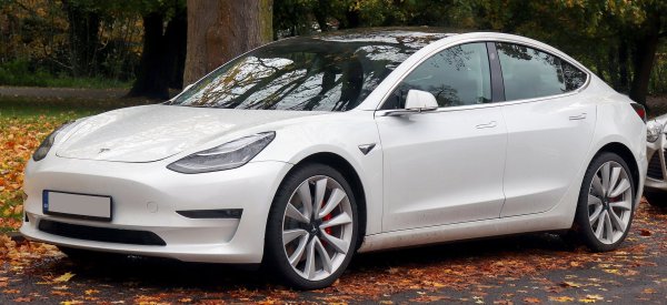 В електрическия сектор Tesla Model 3 остава абсолютният &bdquo;владетел&ldquo; на пазара втора ръка. Основната причина е уникалната способност на колата да става по-добра с времето. Благодарение на постоянните софтуерни ъпдейти по въздуха (OTA), един екземпляр от 2020 г. днес може да разполага с функции за управление и интерфейс, които са идентични с тези на чисто нов модел от 2026 г. 

Тази &bdquo;вечна младост&ldquo; на софтуера е ключов фактор, който държи цените на употребяваните Tesla екземпляри високи, но и напълно оправдани.