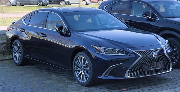 За тези, които търсят премиум усещане на достъпна цена, Lexus ES се очертава като фаворит. Японският седан е известен с това, че интегрира технологиите дискретно, но ефективно. Неговата хибридна система е проектирана за максимална тишина и комфорт, а интериорът е наситен с фини електронни решения, които не остаряват морално. 

В крайна сметка, изборът на употребяван автомобил през 2026 г. вече е стратегическо решение &ndash; купуваме не просто двигател и купе, а платформа, която трябва да остане адекватна в една все по-дигитализирана реалност.