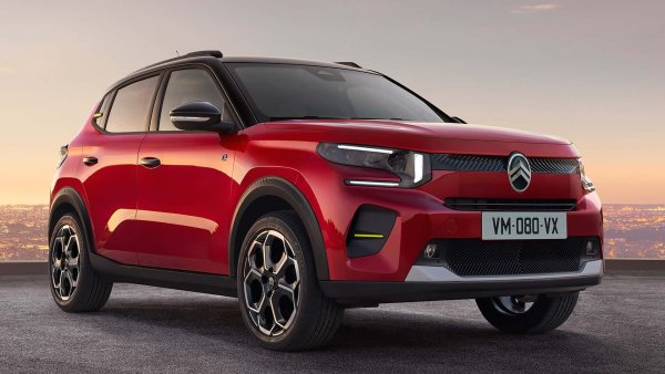 И Citroen C3 (на снимката), и Dacia Spring са родени предназначени предимно за града и размерите са правилните, като френският мъник леко надхвърля 4 метра (4,01), докато румънският се задоволява с 3,73 метра. И двата имат леко повдигнат външен вид, защото кросоувърите се харесват на (почти) всички.

Формите са много различни 0 C3 разчита на модерен дизайн с подчертано отличителна предница. Каросерията следва функцията и така покривът е успореден на земята, докато задната част е почти вертикална, за да се увеличат максимално вътрешните обеми.

Размери на Citroen e-C3: дължина - 4,01 метра, широчина - 1,75, височина - 1,57, междуосие - няма данни.

