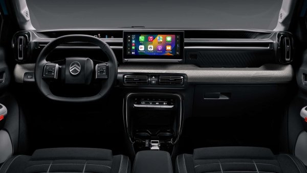 Citroen C3 в базовото ниво на оборудване няма сензорен монитор за информационно-развлекателната система, а на негово място е монтирана стойка за смартфона, която, благодарение на специално приложение, сама по себе си се превръща в команден център за различните мултимедийни функции. 

При по-богатото ниво Max, от друга страна, има 10-инчов цветен монитор. Инструментите са цифрови, с прости графики и вградени в клепача пред водача. Вътрешното пространство е добро, а багажникът е с обем 310 литра.

