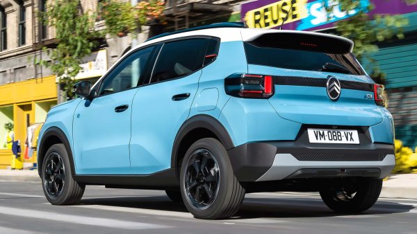 Както Citroen C3, така и Dacia Spring са само електрически, въпреки че французите - благодарение на платформата, могат да поберат (и ще го направят в бъдеще) и двигатели с вътрешно горене. C3 се задвижва от двигател с мощност 113 к.с., захранван от батерия с капацитет 44 кВт/ч, осигуряваща пробег от 320 км. Максималната мощност на зареждане с променлив ток (DC) е 100 кВт. 

Що се отнася до технологиите, моделът разполага с функция за автоматично аварийно спиране, круиз-контрол, следене при напускане на лентата, камера за задно виждане, безжично зарядно за смартфона и разпознаване на ограниченията на скоростта.
