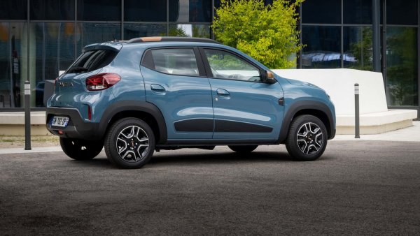 В България Dacia Spring тръгва от 43 100 лева за ниво на оборудване Essential с 45 к.с., докато Extreme с 65 к.с. започва от 46 000 лева. Стандартно базовият автомобил предлага 14-цолови стоманени джанти, ръчен климатроник и аварийно спиране. 

Extreme добавя задни сензори за паркиране и камера, 7-инчов сензорен монитор, сателитна навигация и електрически задни прозорци.
