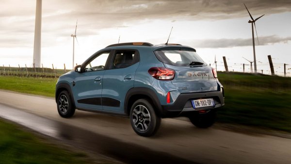 Dacia Spring, от друга страна, може да бъде избран с две различни задвижвания - 45 к.с. с батерия с капацитет 27,4 кВт/ч за 230 км пробег или 65 к.с. за версията Extreme, която разчита на същите батерии и има 220 км пробег. DC зареждането е до 30 кВт максимум. 

Технологичното предложение е по-скромно със задна камера и сензори, аварийно спиране и сателитна навигация.
