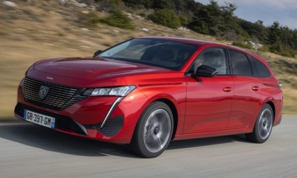 Френският представител на галактиката Stellantis е със страхотен външен вид &ndash; в унисон с новия стил на марката. Peugeot 308 комби е с дължина 4636 мм, широчина 1852 мм и височина 1450 мм. Товарната секция има багажник, който тръгва от 608 литра в базова конфигурация, за да бъде разгънат до цели 1634 литра. 
Движи го един от двата нехибридни двигателя в нашата класация (заедно с Volkswagen Golf Variant). Говорим за 1.2 PureTech със 130 к.с. мощност. Напълно стига това Peugeot 308 да достигне максимална скорост от 210 км/ч с ускорение от 0 до 100 км/ч за 9,9 секунди. Скоростната кутия е 8-степенна автоматична EAT. 

Средният разход е 5,6 л/100 км. Доста добре. Цената до ключ на Peugeot 308 SW е 31 150 евро, но компанията също предлага разнообразни промоциии.
