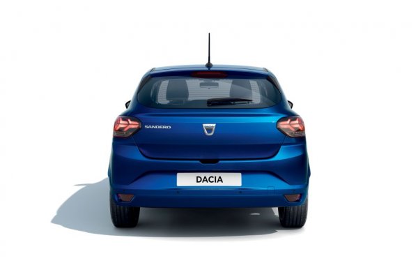 Директорът на "програма Dacia" във френската група Мишел Бенсусан разказва как влязъл в спор с дизайнерите, които искали да сложат радиоантената в задната част на покрива от естестически съображения. Но това означавало доста по-дълги кабели, и съответно по-високи разходи, затова Бенсусан оказал и наредил тя да е на предния капак. Отстъпил чак когато дизайнерите измислили как да компенсират това с икономия от разместването на бутоните по таблото. 
