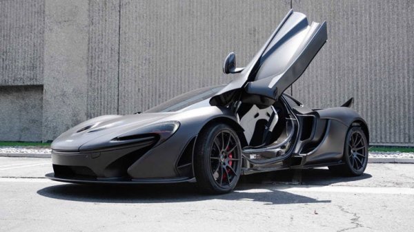 В клипа към песента Starboy на канадския хип-хоп изпълнител Уикенд, участва неговият собствен McLaren P1 в цвят бордо. Видеото е събрало досега над 1,6 милиарда гледания.