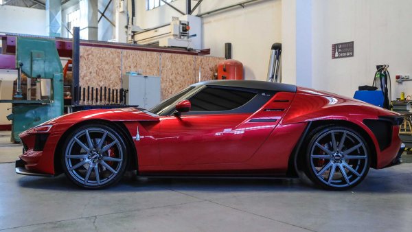 Това купе е създадено от нулата, което означава, че не дели нито шасито си, нито други части с който и да е автомобил днес. Дължината на Almas Mole е 4730 мм, а широчината - 1980 мм. Засега обаче техническите й спецификации се пазят в тайна.