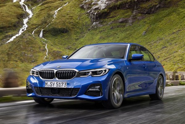 Другият основен конкурент на наскоро представената C-класа, без съмнение, е BMW 3-Series. Сегашното поколение на компактния седан дебютира в началото на 2019 г., като дължината му е 4,71 метра. Бензиновите двигатели са с мощност от 156 до 510 к.с. (най-високата е за M3 Competition), а турбодизелите - от 150 до 340 к.с. Има и два зареждащи се хибрида, развиващи 204 и 292 к.с.