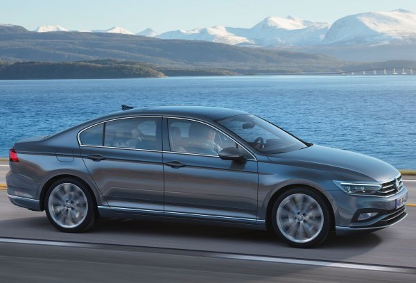Седанът с дължина 4,78 метра играе второстепенна роля в гамата на Volkswagen Passat, тъй като комбито Variant е далеч по-популярно. Сегашното поколение на модела излезе през 2014 г., а през 2019 г. беше актуализирано. Гамата двигатели включва бензинови мотори с мощност от 150 до 272 к.с. и дизели -  между 122 и 200 к.с. Предлага се и зареждащ се хибрид с 218 к.с.