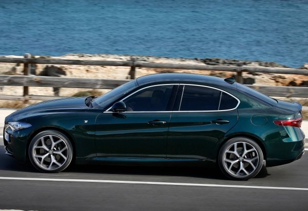 Докосване до италиански спортен дух или Alfa Romeo Giulia, която е с дължина 4,65 метра и се предлага само като седан. Той излезе на пазара през 2016 г., като през 2019 и 2020 г. беше леко обновен. Бензиновите версии са с мощност от 200 до 510 к.с. (най-мощната е с 2,9-литров V6 на Ferrari), а дизелите развиват 190 и 210 к.с.