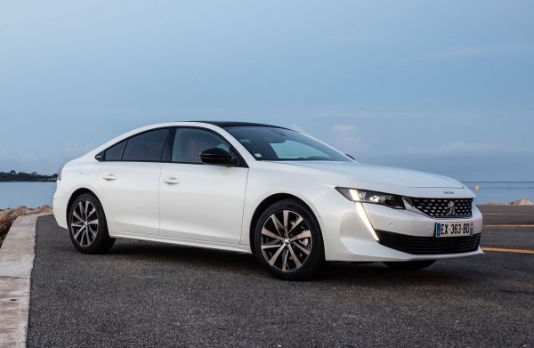 Френският производител предлага своето 508, както като седан, така и като комби. Дължината му е идентична с тази на C-Class - 4,75 метра. Текущото поколение на модела е на пазара от средата на 2018 г., а най-интересната и мощна новост е версията 508 PSE - хибрид с 360 к.с. Гамата предлага и мотори - бензинови (131-225 к.с.) и дизел - 131 к.с. Последният е достъпен и като plug-in хибрид с 225 к.с.