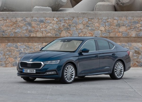 Може ли Skoda да се състезава срещу Mercedes-Benz? По отношение на размера, разбира се, че може. Чешкият модел използва същата платформа като VW Golf, но дължината му е почти като на C-Class - 4,70 метра. Новото поколение на Octavia излезе през 2020 г., като седанът и комбито са оборудвани с бензинови двигатели с мощност от 110 до 245 к.с., както и с дизели - от 115 до 200 к.с. Има версия на метан със 130 к.с., а също така и два plug-in хибрида - 204 и 245 к.с.