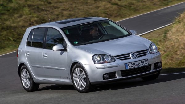 Volkswagen се завърна с пето поколение на Golf, където инженерите напълно промениха формулата. Новата платформа има независимо задно окачване и много по-отзивчиво управление, като теглото е разпределено по-ефективно. Интериорът на Golf също беше подобрен, но най-доброто в случая бе, че хечбекът отново можеше да комбинира комфорт и производителност. Подобренията засегнаха и GTI, който отново се изкачи на върха при автомобилите от този клас.