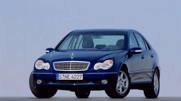 Версията W203 на Mercedes-Benz C-Class представлява една от най-ниските точки, достигнати от германския производител. За съжаление, той не беше толкова надежден, колкото бихте очаквали от тази марка, като основните му проблеми бяха свързани с електрониката. Интериорът изглеждаше крехък и евтин, а клиентите имаха претенции и към производителността.
