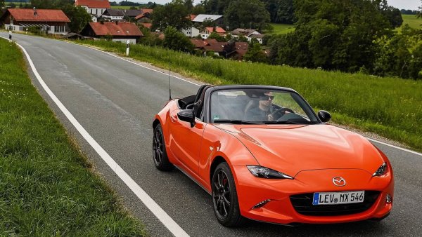 Все пак Mazda се слуша в критиките и в следващото поколение - ND, върна Miata към корените. Тази нова версия премина на диета и минималистичният подход направи чудеса, като създаде спортен автомобил в подобен дух на предишните поколения. Новата Miata се чувстваше лека и пъргава на пътя, с двигател Skyactiv, който придава много дух, и много балансирано шаси. 