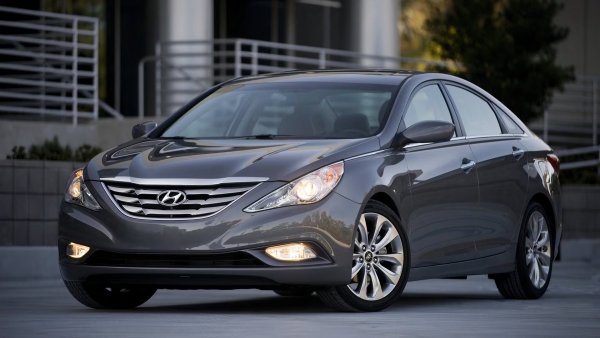 Когато излезе за първи път, хората харесаха дизайна на Sonata YF. Похвалите обаче свършиха дотам, тъй като интериорните материали се чувстваха евтини, а качеството на возене беше твърдо. Това накара Hyundai бързо да се заеме с наследник, който да обърне нещата в своя полза.