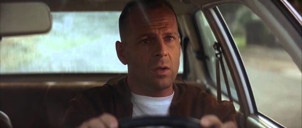 Брой на разбитите автомобили на екрана: 60

Най-много машини героят на Брус Уилис унищожава в "Умирай трудно". Само в петата част на филма Джон Маклейн изпраща за скрап 18 коли (по време на снимките напълно са унищожени 132 автомобила). Почти във всеки филм популярния актьор взривява или разбива коли. Дори в "Криминале" той катастрофира с Honda.