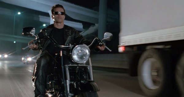 Брой на разбитите автомобили на екрана: 52

Един от символите на екшъните от 90-те - Арнолд Шварценегер, унищожава 52 машини в 14 филма (13 автомобила са разбити в "Терминатор 3"). Във всеки от тези филми - "Шестият ден", "Последният екшън-герой" и първите две серии на "Терминатор", Арни превръща в купчина желязо минимум 5 коли.