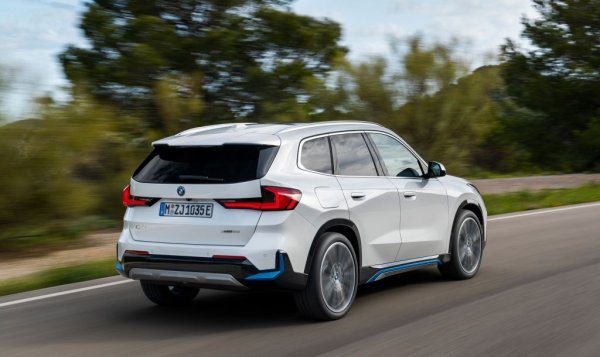 Несъмнено дълго чаканият дебют на Neue Klasse, новата електрическа гама на BMW, е подтикнал немалко клиенти да отложат покупката. Но въпреки това баварците отчитат 8% ръст за електрическите си модели през 2025 в световен мащаб, и 2% в България. При iX1 регистрациите са с 62% повече, отколкото през 2024. 
