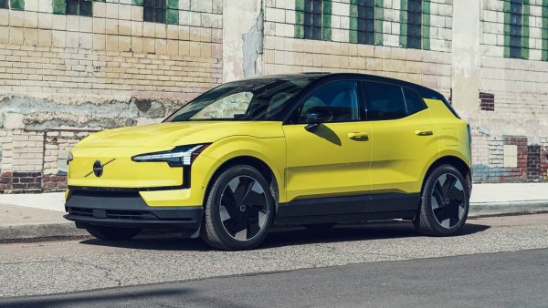 Малкият електрически кросоувър на шведите, чиято върхова версия прави 0-100 км/ч за едва 3.6 секунди, отчита умерен спад спрямо 2024 година (-13%), но си остава в Топ 10 на най-търсените електрически модели у нас. От основните 20 марки на българския пазар, Volvo има най-високия дял на EV от общите си продажби през 2025 - 29%. 
