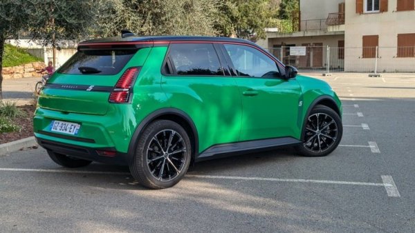 Градското електромобилче с ретро дизайн явно се харесва и на българската публика, както на европейската като цяло. Бумът при 5 e-tech и засилените продажби на Scenic e-tech на практика са ликвидирали по-стария Megane e-tech, където продажбите са спаднали с 92%, до едва 5 бройки за цялата 2025. 
