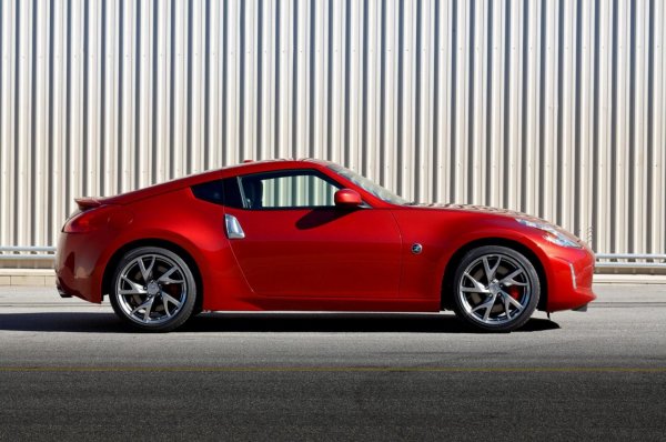 Европейската версия на модернизирания Nissan 370Z (2012 г.)
