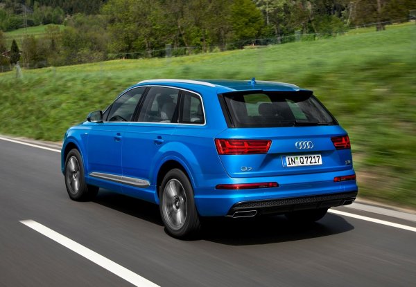 Все пак става дума за автомобил от премиум-марка и Audi Q7 напълно оправдава това. Така беше и при първото поколение на големия кросоувър, така е и при неговия наследник, който дълго време време запазва първоначалния си вид. Високото качество на материалите си казва думата, като каросерията е здрава, няма претенции и към качеството на боята и на лака върху нея. Хромът обаче може да потъмнее.