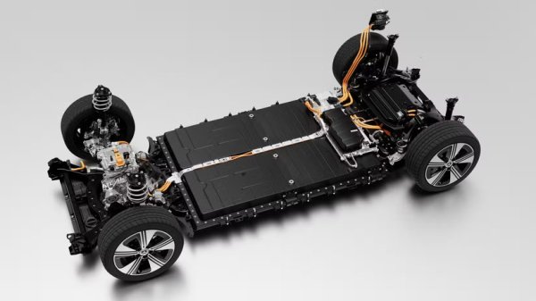 Mercedes е проектирал своята MMA платформа да работи на 800-волтова електрическа архитектура. Това е приблизително двойно по-високо напрежение от използваното от повечето електромобили и обикновено се среща само при модели от висок клас, въпреки че започва да се разпространява и сред масовите марки. То позволява зареждане с много по-високи киловатни мощности, при условие че както батерията, така и зарядната станция го поддържат, и може да намали значително времето за зареждане.

Батерията на GLB, която има стандартна използваема мощност от 85 киловатчаса, може да се зарежда с до 320 kW. При идеални условия това би трябвало да добави около 150 км пробег за пет минути и приблизително 300 км за 10 минути. За съжаление, повечето зарядни станции все още използват 400-волтови зарядни устройства, затова Mercedes дава преобразувател, който позволява на GLB да ги използва.
