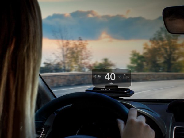 Секунда разсейване от пътя може да доведе до катастрофа. По един или друг начин обаче всеки водач отмества очи - за да провери навигацията например. Системата VIZR HUD е проектирана да коригира ситуацията: превръща смартфона в head-up дисплей (HUD) и осигурява удобен достъп до използваните приложения. Устройството е лесно за инсталиране, няма кабели, работи на всички видове автомобили и е съвместимо с всички видове смартфони.
С този своеобразен хед-ъп дисплей може да използвате различни функции: навигация, преглед на различни данни по време на пътуването - средна скорост, среден разход на гориво, моментна скорост, посока на движение и всякакви други. Виждали сме и преди такива, със съответните недостатъци, разбира се. Тук производителят уверява, че картината върху стъклото е ясна, показаната информация се вижда много добре при всякакви условия - както през нощта, така и по време на силен дъжд.