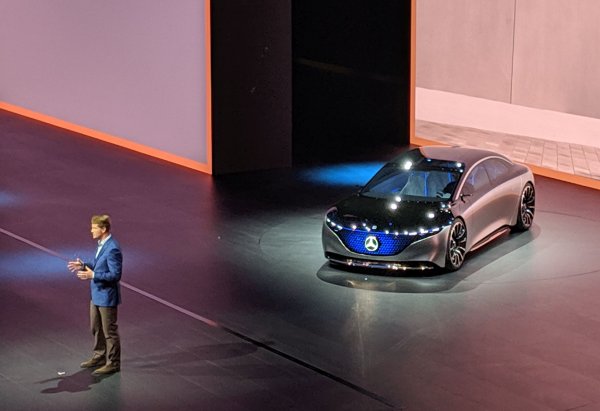 Колата може да се зарежда с прав ток при 350 киловата, което отнема едва 20 минути. Мощността е над 470 коня, времето от 0 до 100 км/ч - едва четири и половина секунди. 
