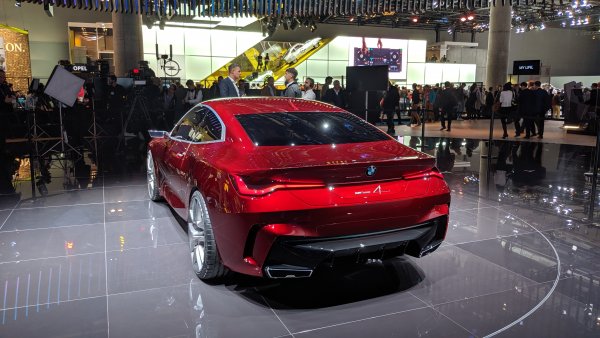 Някои я нарекоха смела и агресивна, за други огромната решетка е като зъбите на Бъгс Бъни. Но всъщност точно това е целта на един концептуален модел - да предизвиква спорове. Догодина от този прототип ще се роди новата Четвърта серия и сме сигурни в едно: тя вече няма да е просто по-елегантен вариант на "Тройката". 
