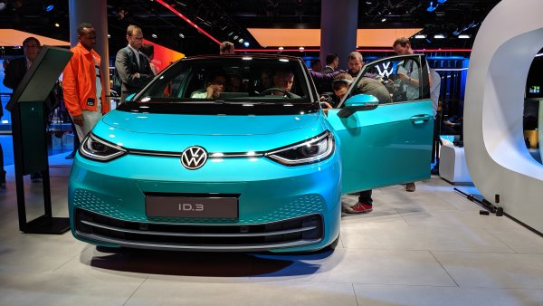 От години гледаме концептуални модели на бъдещата електрическа вълна във Фолксваген, но ето най-после първия реален автомобил. Не е изключено това да е най-важната кола на компанията от появата на Golf през 70-те. 
