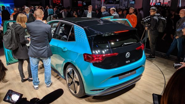 ID.3 идва в три варианта според размера на батерията, с пробег между 330 и 550 километра. Цената на базовата версия ще е не повече от 30 000 евро в Германия, което е наистина достъпно в света на електромобилите, и забележимо по-малко от Nissan Leaf. Не е изненада, че всичките 30 хиляди автомобила от първата серия са вече капарирани. 
