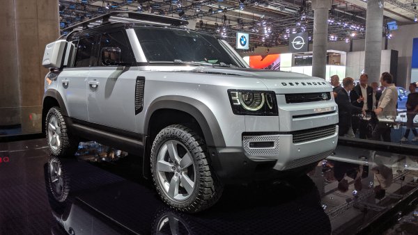 Легендарното име се завръща, но върху радикално променен автомобил. Почти изцяло алуминиев, новият Defender е по-лек, значително по-устойчив на усукване и по-дълъг от стария. Всички версии са с осемстепенен автоматик и раздатъчна кутия с понижаваща предавка за екстремен офроуд. 