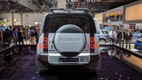 Максималната дълбочина на газене е 90 сантиметра, с 40 повече от стария Defender. Багажникът побира 1075 литра. 
За задвижването изборът е между два дизела, два бензина и мек хибрид, с мощност между 200 и 400 конски сили. 