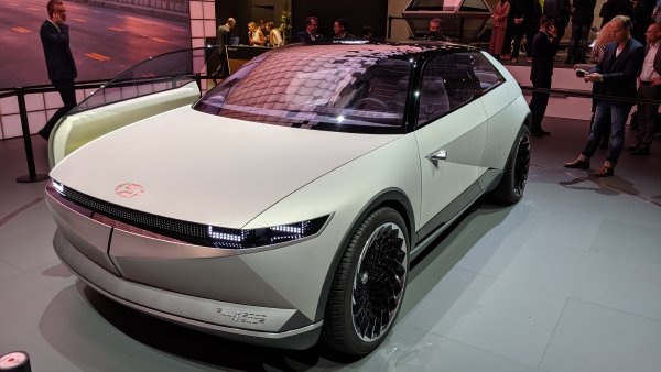 Електромобилът с ретро дизайн сработи добре за Honda и сега корейците са решили да тръгнат по същия път. Дизайнът на този електрически концепт е вдъхновен от прототипа на Hyundai Pony от 70-те години, създаден от самия Джуджаро. Но под обвивката няма нищо назадничаво. Това е първата кола на изцяло новата модулна платформа, която Hyundai ще използва за компактните си модели. 