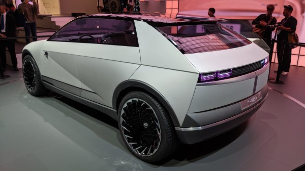 Серийният автомобил, който ще дойде догодина, ще запази около 80 процента от чертите на концепта. 
