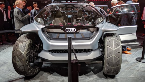 Някога концептите бяха налудничави идеи, предназначени да ни разширяват хоризонтите. Днес са просто предварителни версии на бъдещи серийни коли. Но не и AI: Trail. 
