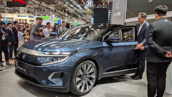 В Европа името Byton още е слабо познато, но в Китай е вече основен играч. Начело на компанията са бивши шефове от BMW и Nissan, а главен дизайнер е човекът, който създаде BMW i3 и i8. 
