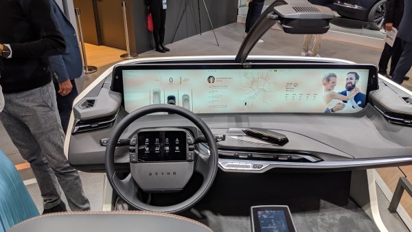 Но най-забележителното в този автомобил е таблото, с неговия 48-инчов екран - вероятно с по-голям диагонал дори от телевизора ви у дома. Иначе M-Byte е електромобил с минимален пробег 360 километра. 
