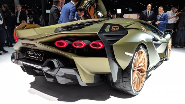 Само 63 бройки ще бъдат произведени - и всички са вече продадени. Остава ни само да се наслаждаваме на дизайна, който според компанията е вдъхновен от легендарния Countach и от концепта Теrzo Millenio. 
