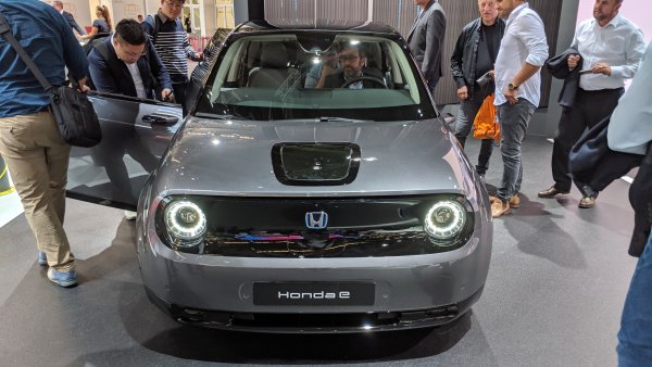 Най-после окончателната производствена версия на концепта, с който японците ни гъделичкат от две години. Готовата Honda E е очарователна на вид със своя подчертано ретро дизайн. Има и доста приятен и качествен интериор. 
