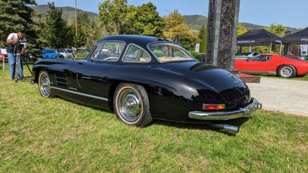 300 SL има механична система за директно впръскване, която значително увеличава мощността на трилитровия редови шестцилиндров мотор. Максималната скорост е 263 км/ч, което прави този Mercedes най-бързия сериен автомобил на своята епоха. Сред прочутите собственици на 300 SL са Пабло Пикасо, Вернер фон Браун, София Лорен, Кларк Гейбъл, Пол Нюман, Бърни Екълстоун, Франк Лойд Райт и шахът на Иран. През 1999 бе избран за "Спортен автомобил на века". 
Представен в Правец от M Car Premium. 