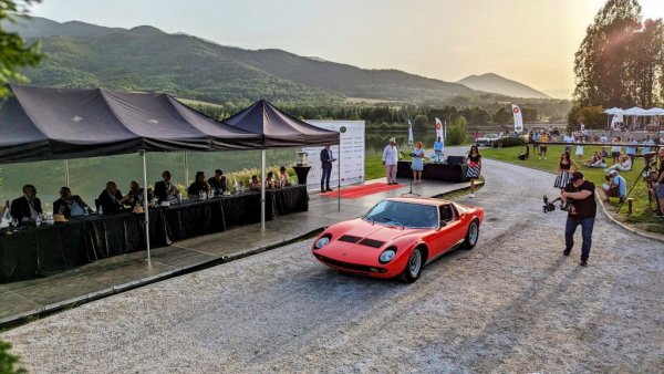 Първата суперкола в историята със средноразположен двигател. Miura дебютира през 1966 на автосалона в Женева и предизвиква сензация не само със способностите, но и с новаторския си дизайн, дело на легендарния Марчело Гандини. През 1968 е представена и версията P400S, при която с някои доработки върху 3.9-литровия V12 двигател максималната мощност е увеличена до 370 конски сили. От тази версия са произведени 338 бройки, като три от тях са били собственост на Франк Синатра, джаз иконата Майлс Дейвис и Еди Ван Хален. Представен от M Car Premium, и носител на наградата в категория "Култови модели на ХХ век". 
