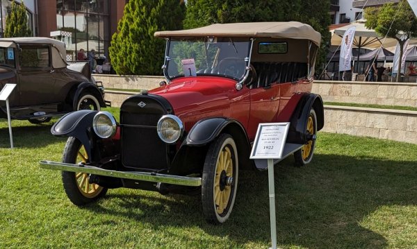 Някога името Маклафлин е било познато из цялата Британска империя, над която, поне за известно време, слънцето никога не залязвало. Тази канадска компания била най-големият производител на файтони и каляски в света, а в началото на ХХ век логично се ориентирала и към производството на автомобили с американски двигатели. През 1918 станала част от General Motors, но марката McLaughlin била запазена чак до Втората световна война. Автомобилът е представен от Борислав Моравенов. 
