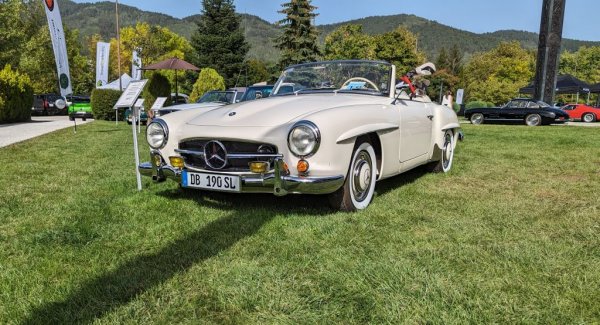 Mercedes-Benz 190 SL (W121) е двуврат роудстър, представен от компанията през 1955 като по-достъпна алтернатива на луксозния 300 SL. Задвижва се от 1.9-литров четилицилиндров мотор с мощност 104 конски сили. На конкурса в Правец имаше цели три бройки, тази на снимката бе представена от Красимир Георгиев.