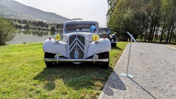 Traction Avant e първият сериен автомобил в историята със самоносеща конструкция и предно предаване. Произвеждан е между 1934 и 1957 в общо около 760,000 бройки, и е в оснавата на бъдещия легендарен Citroen DS. Представен в Правец от Валери Манджуков. На заден план се вижда и Rolls-Royce Silver Cloud II с удължена каросерия на Джеймс Йънг от 1962, представен от Бончо Делчев. 
